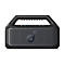 Schwarzer, tragbarer Bluetooth-Lautsprecher mit Tragegriff und mittigem Soundcore-Logo vor hellem Hintergrund.