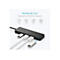 Schwarzer Anker USB-Hub mit vier Anschlüssen, an den Kabel und USB-Sticks angeschlossen werden.