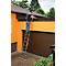 Mann auf einer Leiter, der die Dachrinne eines Hauses reinigt. Gelbe Hauswand und braune Garage.