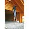 Person auf einer Leiter beim Streichen der Holzdecke in einem Holzhaus.