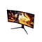 Gebogener Gaming-Monitor mit Spielszene auf dem Display, darunter Schwertkämpfer und Gebäude im orientalischen Stil. Der Monitor hat einen schwarzen Rahmen und einen dreibeinigen Ständer.