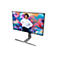 Ein großer Monitor zeigt eine Frau mit Brille, die vor einer Graffiti-Wand lächelt. Der Monitor steht auf einem modernen Metallfuß.