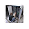 Ein Mann sitzt vor einem geöffneten Server-Rack, das er wartet. Er hat ein Blatt Papier in der Hand.