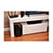 Weiße TV-Bank mit TV, Router, Soundbar, USV. Auf Holzfußboden stehend.