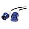 Blau-weißer Stecker mit schwarzem Kabel auf weißem Hintergrund.