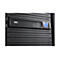 Ein schwarzes APC Smart-UPS C1000-Gerät, das in einem schwarzen Rack montiert ist. Ein blaues Display zeigt Zahlen an.