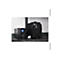 Ein schwarzes APC Smart-UPS C1000 steht neben einer schwarzen Aktentasche und einem Stuhl. Auf dem UPS-Display werden Zahlen angezeigt.
