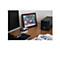 Schreibtisch mit Monitor, Foto, Stift, Schatulle, Tastatur, Zeitschrift und USV.