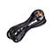 Ein schwarzes Netzkabel mit Stecker und Buchse, auf weißem Hintergrund. Der Stecker ist ein UK-Stecker, die Buchse ein IEC-C13-Stecker.