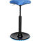 Taburete de pie ergonómico azul con estructura negra. El asiento es regulable en altura y se apoya en un pie redondo.