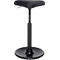 Taburete de pie negro ajustable en altura. El taburete tiene una base redonda, una columna y un asiento de silla de montar.