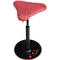 Un taburete de silla de montar rojo con marco negro. El asiento es estampado, la base tiene detalles rojos.