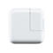 Weißer, quadratischer Apple-Netzadapter mit abgerundeten Ecken vor weißem Hintergrund.