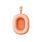 Nahaufnahme der orangefarbenen Textil-Ohrpolster eines Apple AirPods Max Kopfhörers auf weißem Hintergrund.