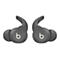 Deux écouteurs sans fil gris avec le logo "b" sur fond blanc.