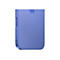 Nahaufnahme eines blauen Smartphones. Auf der Rückseite ist das Apple-Logo. Links ist der Rahmen mit den Tasten zu sehen.