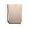 Nahaufnahme eines goldfarbenen Smartphones. Die Seite mit Knopf und Apple-Logo ist sichtbar.