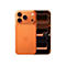 Rückseite eines leuchtend orangen Smartphones mit Dreifach-Kamera und Apple-Logo vor dunklem Displayhintergrund.