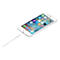 Ein weißes iPhone liegt schräg auf hellem Hintergrund und wird mit einem Lightning-Kabel verbunden.