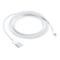 Weißes Lightning-Kabel. Aufgerollt, mit USB-A- und Lightning-Anschlüssen. Der Hintergrund ist weiß.