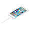 Ein weißes iPhone in perspektivischer Ansicht mit einem Lightning-Ladekabel, das auf den Ladeanschluss ausgerichtet ist.