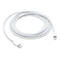 Weißes Lightning-auf-USB-C-Kabel, auf weißem Hintergrund gerollt.