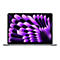 Graues Apple MacBook Air, das im geÃ¶ffneten Zustand vor weiÃŸem Hintergrund steht, mit violettfarbenem Hintergrund.