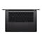 Draufsicht auf ein schwarzes Laptop-Keyboard, Tastatur und Trackpad deutlich zu sehen.