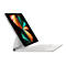 Un iPad Pro argentÃ© Apple fixÃ© Ã  un clavier blanc servant de support.