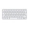 Vue de dessus d'un clavier Apple argenté, sur fond blanc. Les touches sont blanches avec des lettres et symboles noirs.