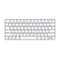 Vue de dessus d'un clavier Apple argenté avec des touches blanches sur fond blanc.