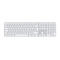 Draufsicht auf eine silberfarbene Apple Magic Keyboard. Das Layout der Tasten ist deutlich zu erkennen, mit weißen Buchstaben und Symbolen auf dunklen, rechteckigen Tasten. Die Tastatur liegt auf einem weißen Hintergrund.
