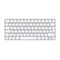 Eine silberfarbene Apple Magic Keyboard von oben. Die Tasten sind weiß mit schwarzen Buchstaben und Symbolen.
