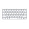 Clavier Apple Magic argentÃ©, vue de dessus. Touches blanches avec lettres et symboles. Le clavier est sur fond blanc.