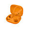 Leuchtend orangefarbenes Beats Powerbeats Pro Ladecase, offen mit einem Kopfhörer darin und einem davor schwebend.
