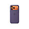 Rückseite eines lila Smartphones mit orangefarbenem Kameraausschnitt und Apple-Logo.