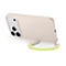 Hellbeige Handyhülle mit gelber Handschlaufe, diagonale Ansicht auf weißem Hintergrund.