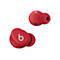 Zwei rote kabellose Kopfhörer auf weißem Hintergrund. Einer hat ein großes "b"-Logo, der andere ein "L".