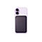 Helles lila iPhone mit befestigtem dunklen MagSafe Leder-Wallet auf der Rückseite.