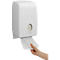 Weisse Handtuchspendebox, eine Hand entnimmt Papier. Auf der Box steht 'Rubbermaid'.
