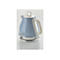 Himmelblauer Wasserkocher im Vintage-Design mit weißem Griff und weißem Sockel auf weißem Hintergrund.