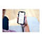Hand hält Smartphone mit geöffneter App zur Einstellung von Lichtintensität und Sensoren.