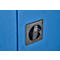 Primer plano de una cerradura giratoria negra con llave insertada en una puerta metálica azul.