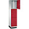Armoire, blanc et rouge, porte ouverte. Une chambre vide en haut, deux portes en bas.