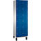 Une haute armoire avec des portes bleues, divisée en plusieurs compartiments. Les côtés sont gris clair, l'armoire repose sur des pieds noirs.