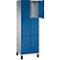 Un casier en acier avec des portes bleues, une porte est ouverte, un compartiment visible.