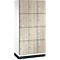 Une armoire haute avec douze portes aspect bois. Cadres et ferrures noirs, un cadre blanc sur la gauche.