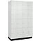 Une armoire blanche avec 16 portes, disposées uniformément, avec de petites poignées rondes. Sur une base noire.