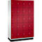 Armoire rouge à 20 compartiments. Chaque compartiment a un bouton argenté.