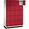 Armoire rouge avec plusieurs portes. Une porte ouverte.